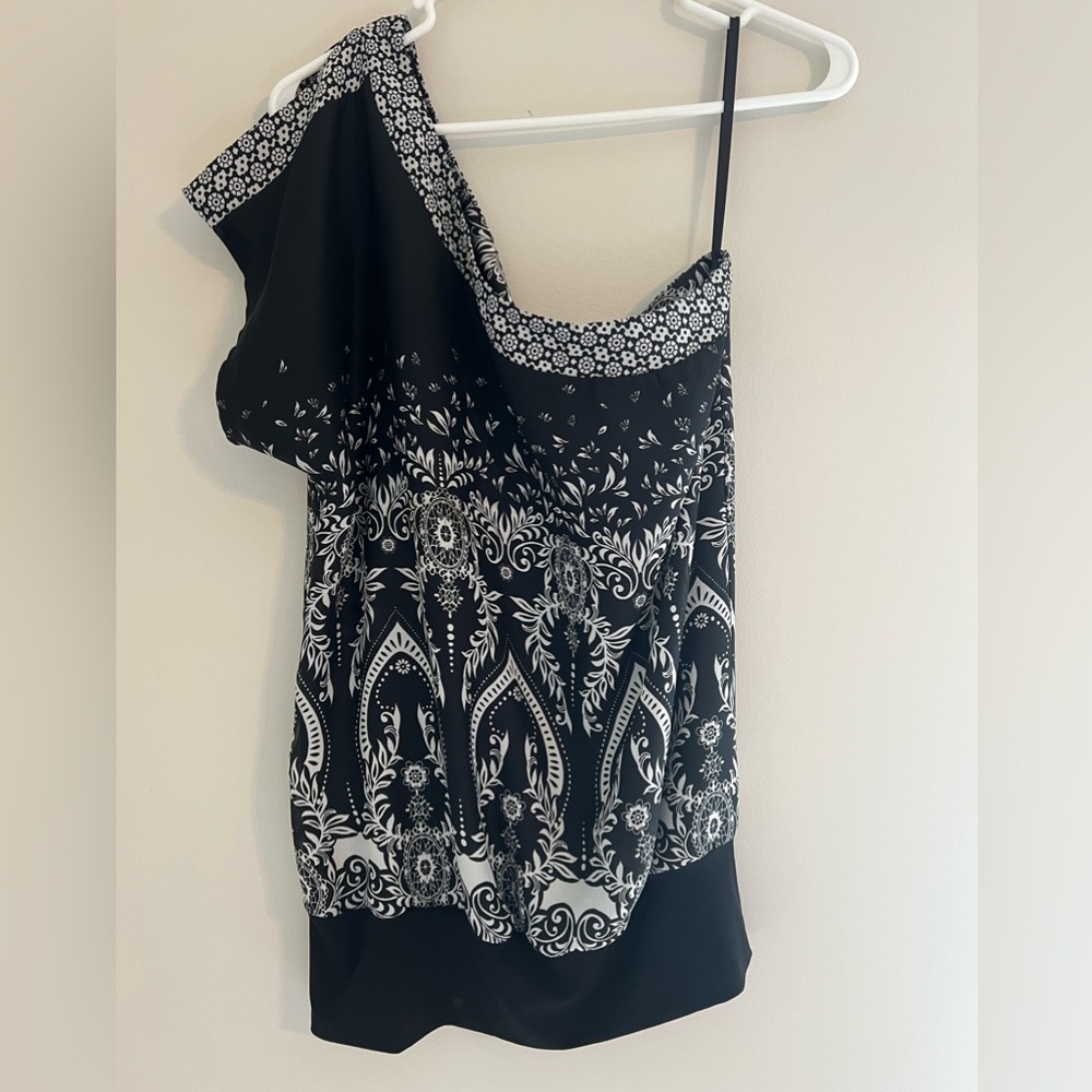 Le Chateau women’s one shoulder shirt. Size M.